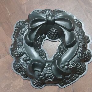 Nordic Ware 9 Cup Christmas Wreath Bundt Cake Pan